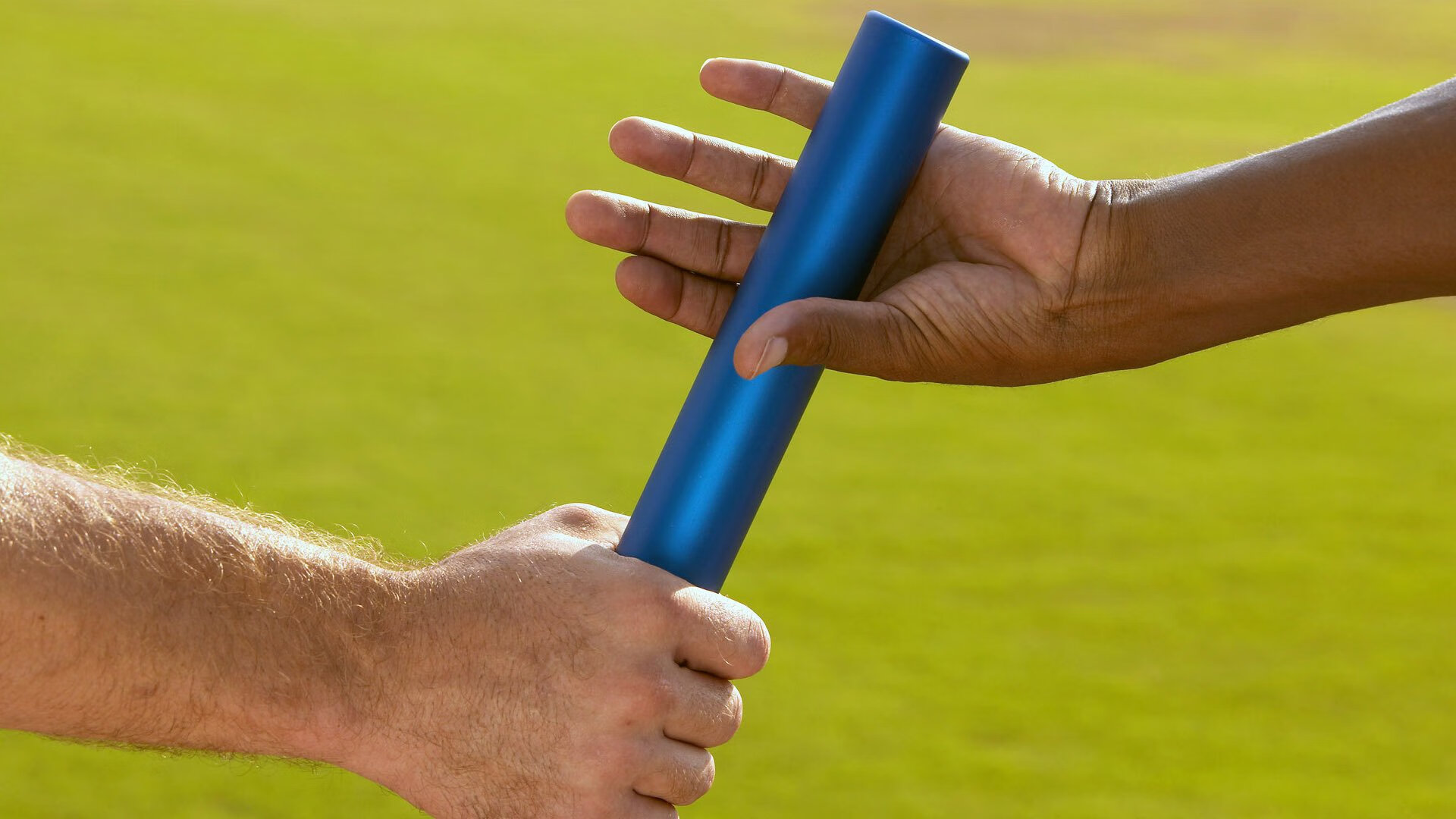 澳女队蝶泳段小幅领先 稳定输出，奥运女子蝶泳金牌